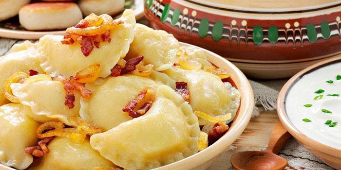 Prato com bolinhos preparados