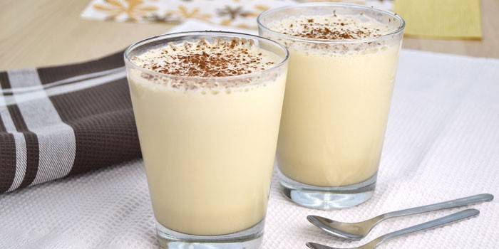 Baileys domáci likér v pohári