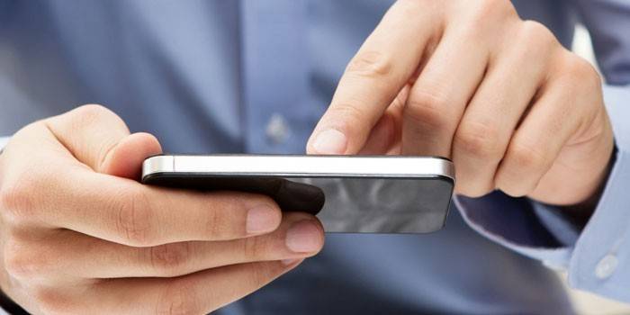 Smartphone nas mãos de um homem