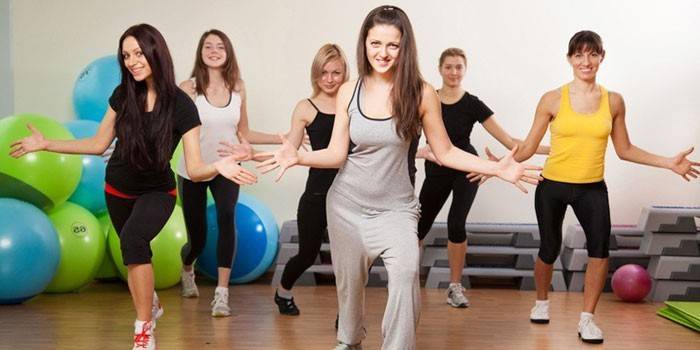 Grupa dziewcząt w klasie zumba