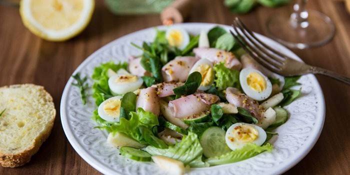 Salada com lulas cozidas, ovos de codorna e pepinos frescos
