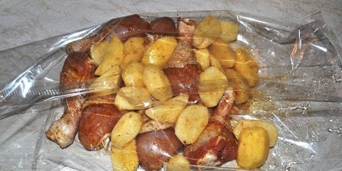 Muslos de pollo en escabeche con papas en una manga para hornear