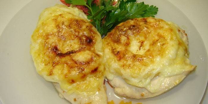 Costeletas de carne de frango acabadas com abacaxi e queijo