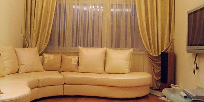 Cortinas y tul en el interior del salón.