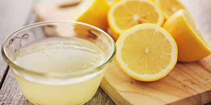 Jugo de limon en un plato y medio limon