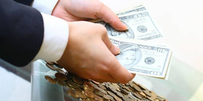 El hombre cuenta billetes y monedas