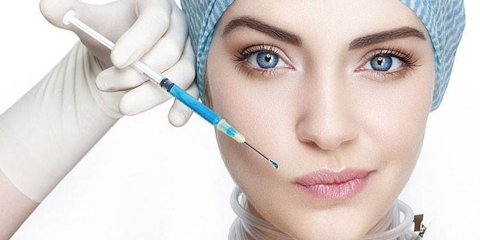 Seringa com a droga e o rosto de uma mulher