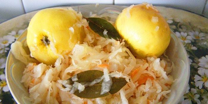 Chucrute com maçãs embebidas inteiras