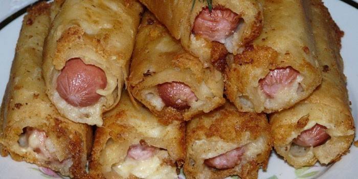 Salchichas fritas en queso