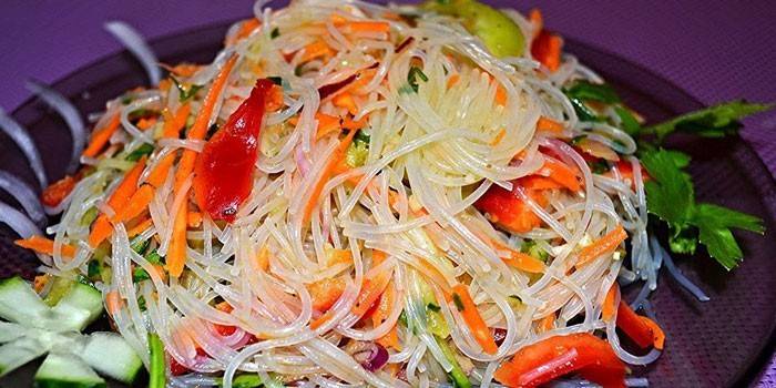 Salada com legumes e funchose