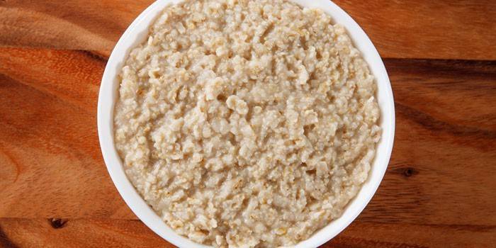 Avena en agua en un plato
