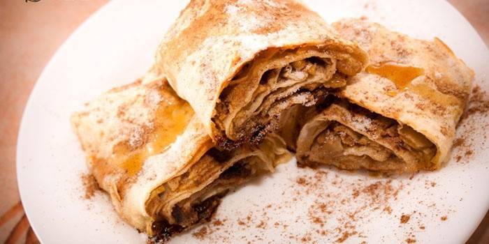 Pita chlieb rolka s jablkovou náplňou
