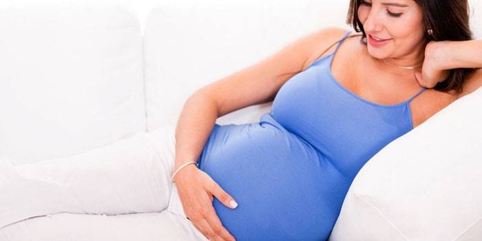 Niña embarazada en el sofá