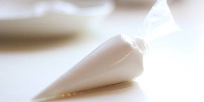 Cucurucho de polietileno con crema.