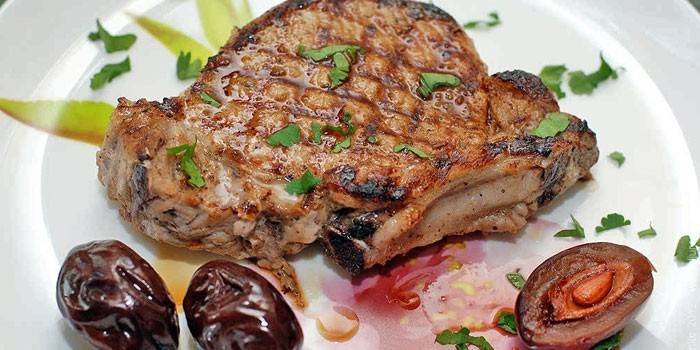 Piec na grillu wieprzowina stos na kości