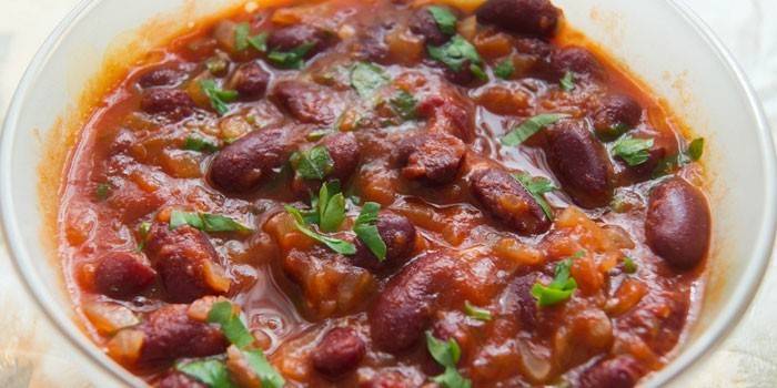 Frijoles rojos en salsa de tomate en un plato