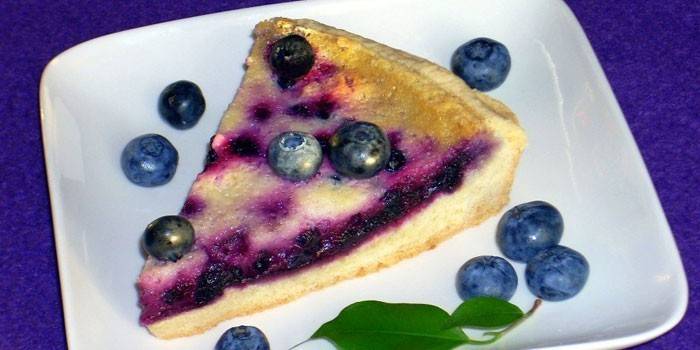 Un trozo de tarta de arándanos elaborado según la receta finlandesa