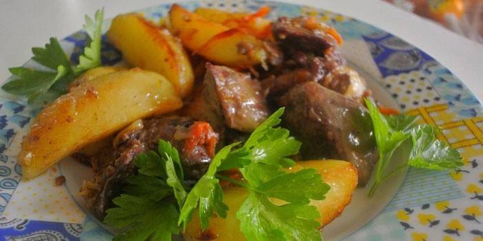 Hígado frito y papas en un plato