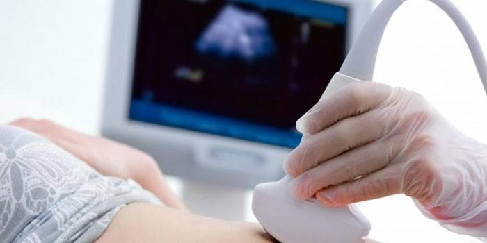 Máquina de ultrasonido en manos de un médico