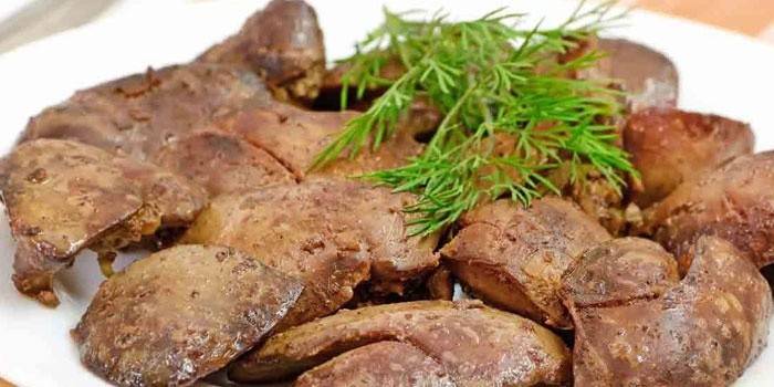 Hígado de res frito en un plato