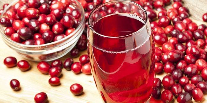 Suco de cranberry em um copo e cranberries