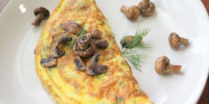 Omlet ze smażonymi pieczarkami
