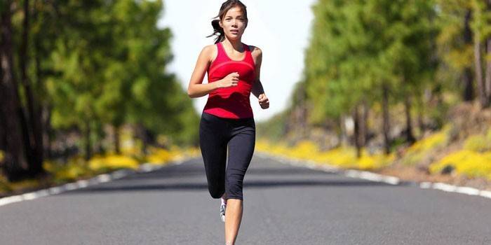 Menina corre no parque