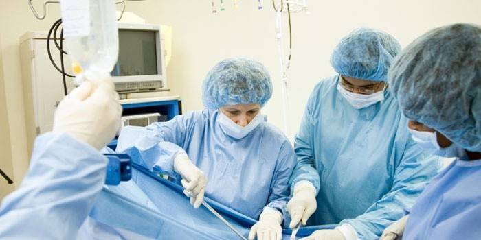 Los doctores realizan una operación