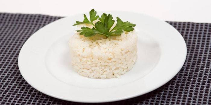 Arroz cozido em um prato