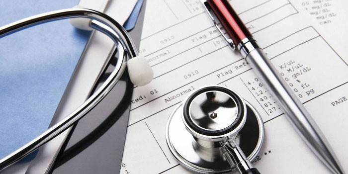 Pluma, formulario médico y fonendoscopio