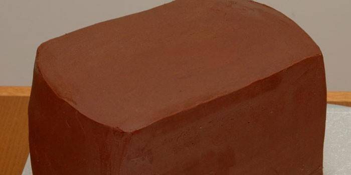 Mastic-Lined Cake