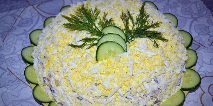 Salada decorada em uma travessa