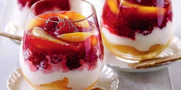 Salada de frutas e bagas com mascarpone