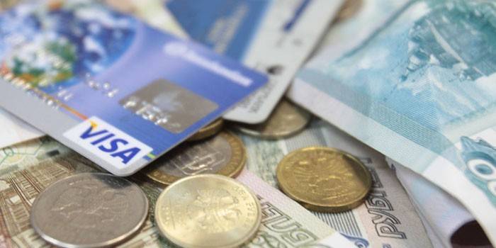 Karta plastikowa Visa i pieniądze