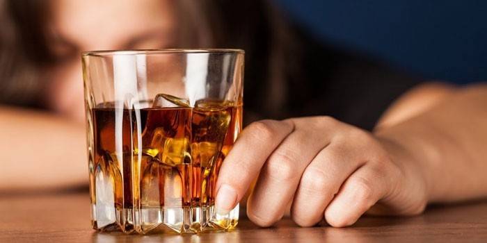 Dziewczyna ze szklanką whisky