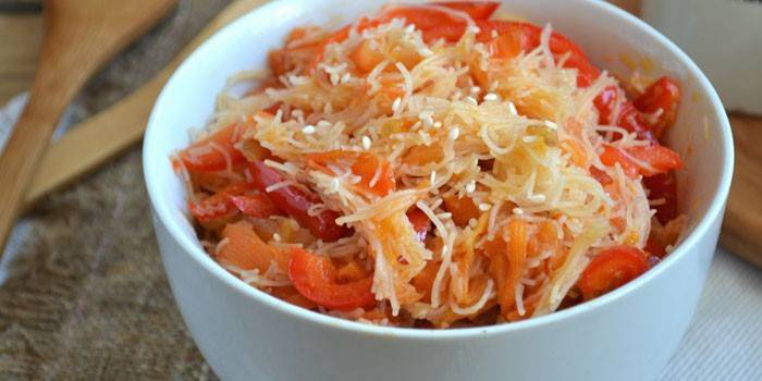 Pronto salada de pimentão e funchose