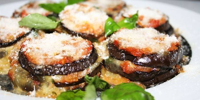 Talerz z pieczonym bakłażanem pod parmezanem