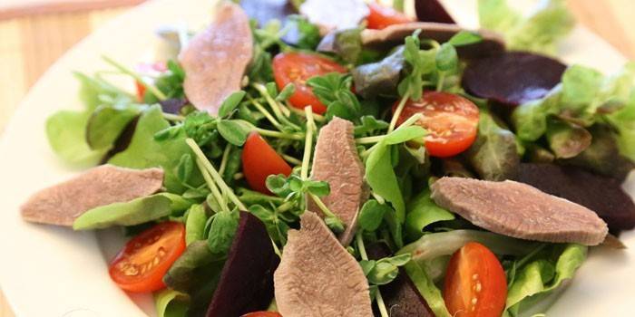 Salada de tomate com língua e microgreen