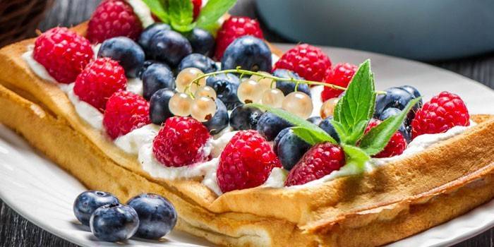 Waffles vienenses com creme e frutas frescas