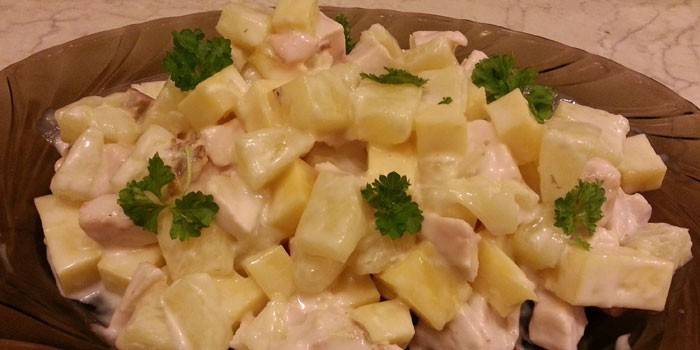 Ensalada de pollo ahumado con piña