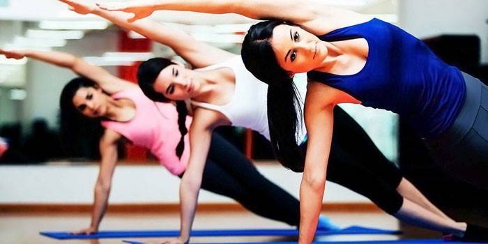 Dievčatá robia gymnastiku