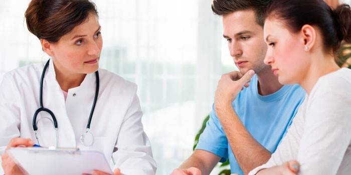 La chica y el chico del consultorio del médico.