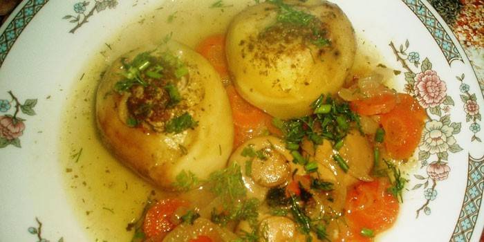 Batatas recheadas com carne picada com molho de cogumelos em um prato
