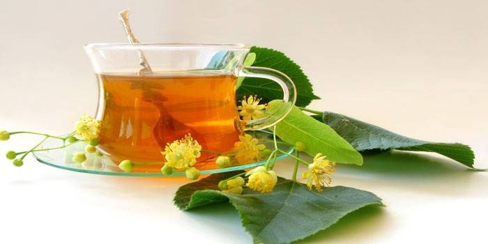 Té de tilo en una taza