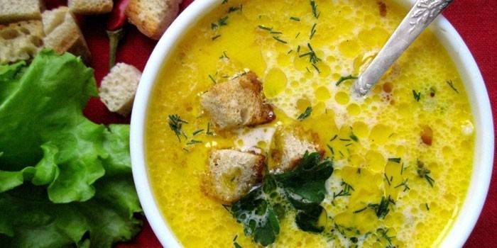 Kraker ile tavuk suyu mantarlı peynir çorbası