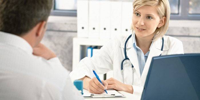 Hombre en la cita del doctor