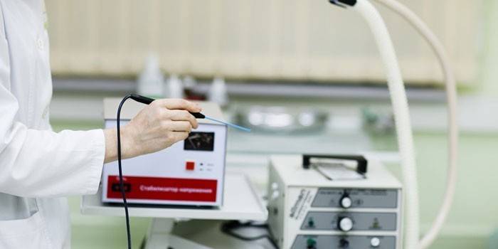 Faca de onda de rádio nas mãos de um médico