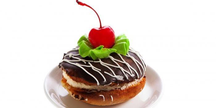 Bolo de esponja de biscoito em um pires