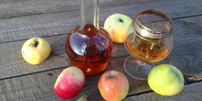 Apple Calvados v karafe a jablkách