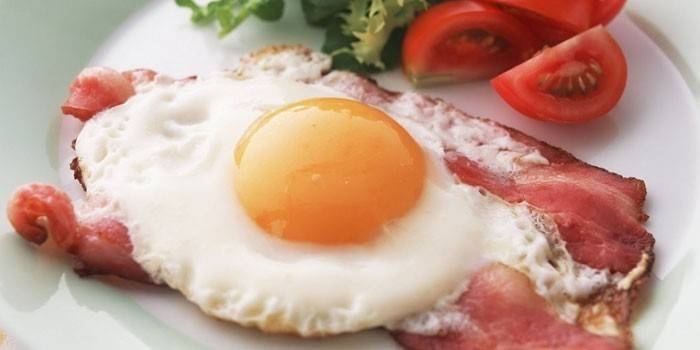 Ovos fritos com bacon em um prato